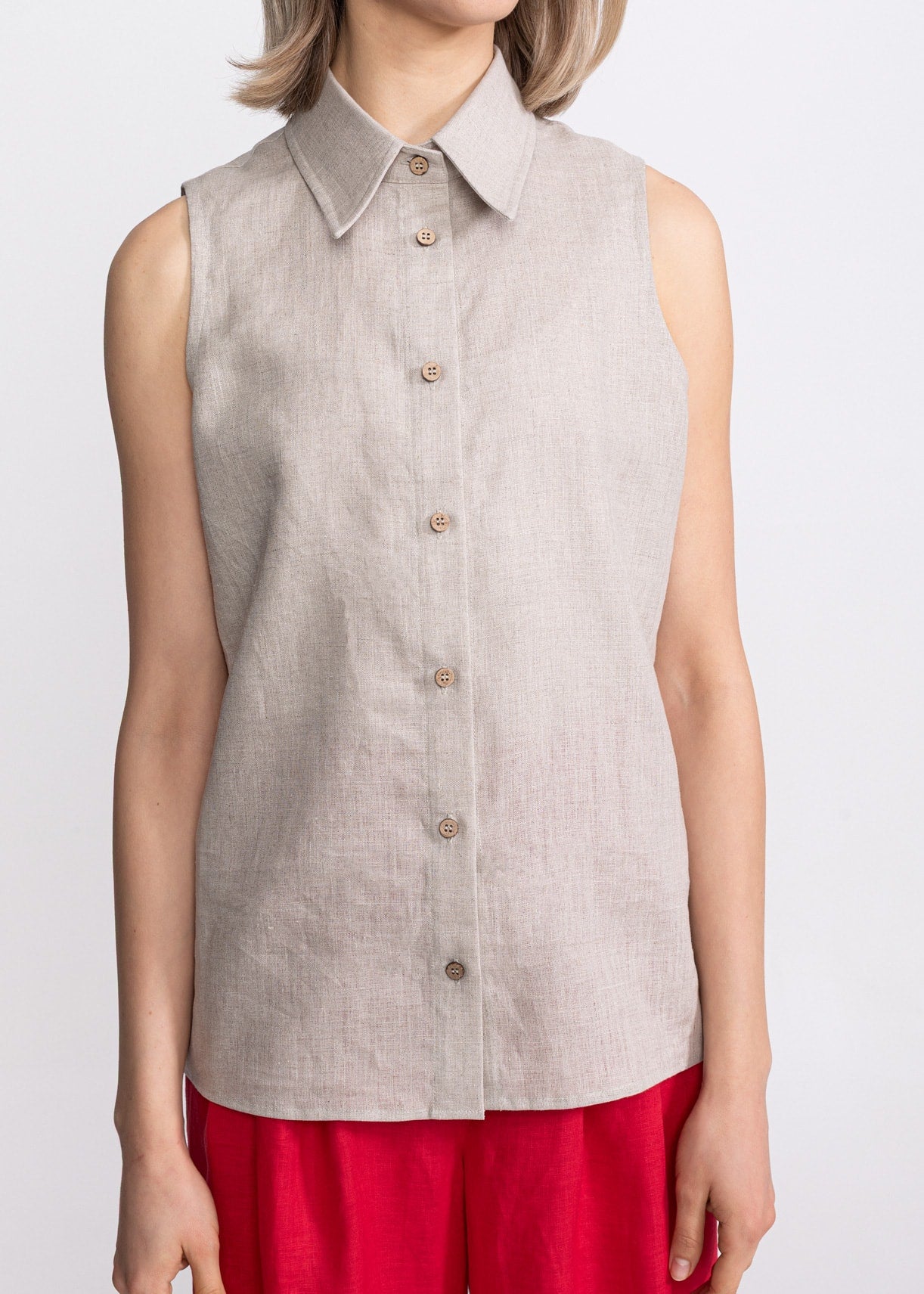 Cămașă Bârsana din in francez bej – detaliu guler și nasturi din cocos, croită manual în Transilvania, De IONESCU