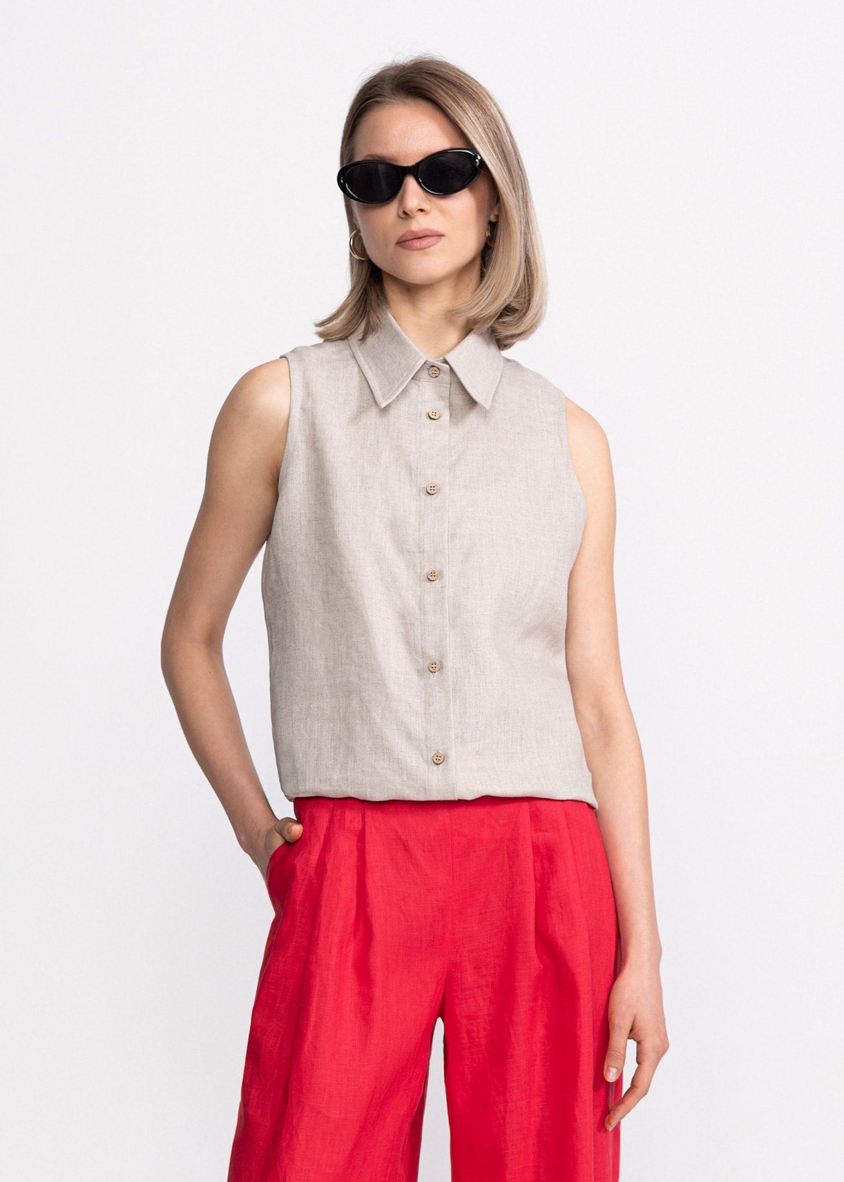 Cămașă Bârsana fără mâneci din in francez bej – detaliu guler și nasturi din nucă de cocos, De IONESCU, România