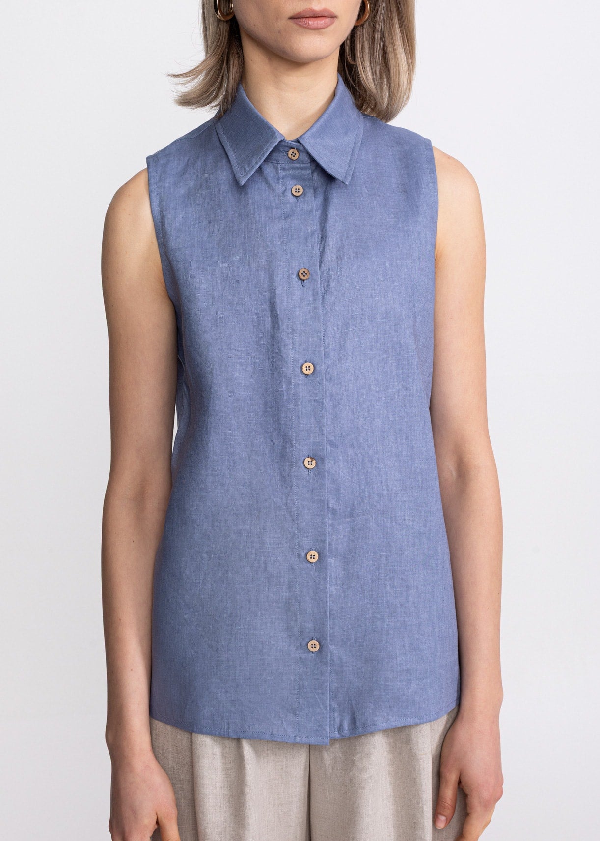 Bârsana French linen shirt blue – collar and coconut button close-up, handmade in Transylvania, De IONESCU