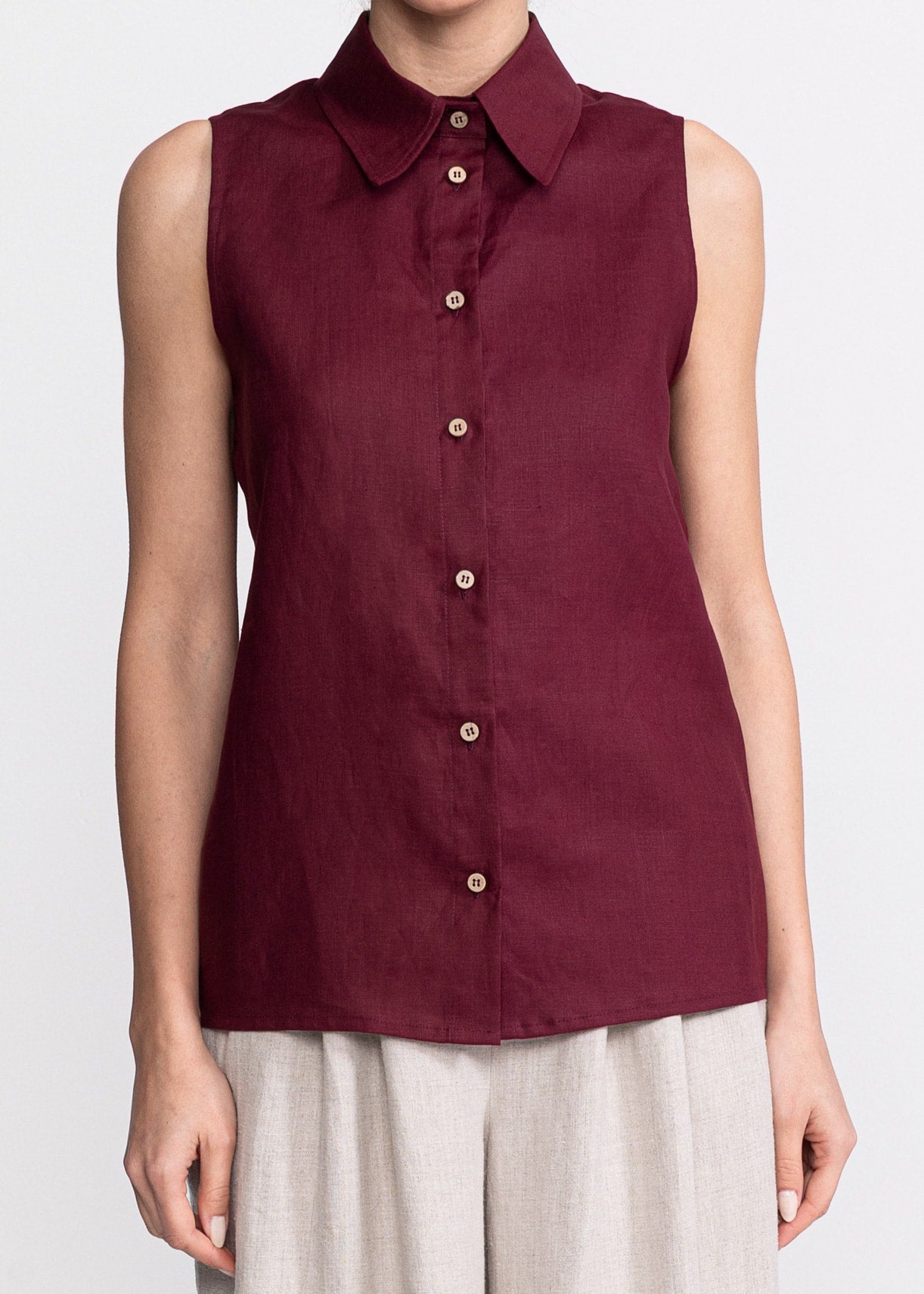 Cămașă Bârsana fără mâneci din in francez bordeaux – detaliu guler și nasturi din nucă de cocos, De IONESCU, România