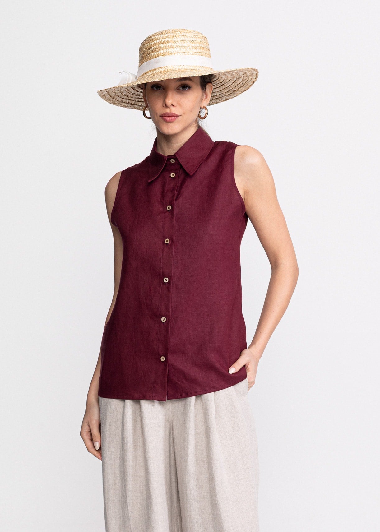 Cămașă Bârsana fără mâneci bordeaux purtată cu pălărie de paie și pantaloni largi din in – De IONESCU, modă feminină, Transilvania