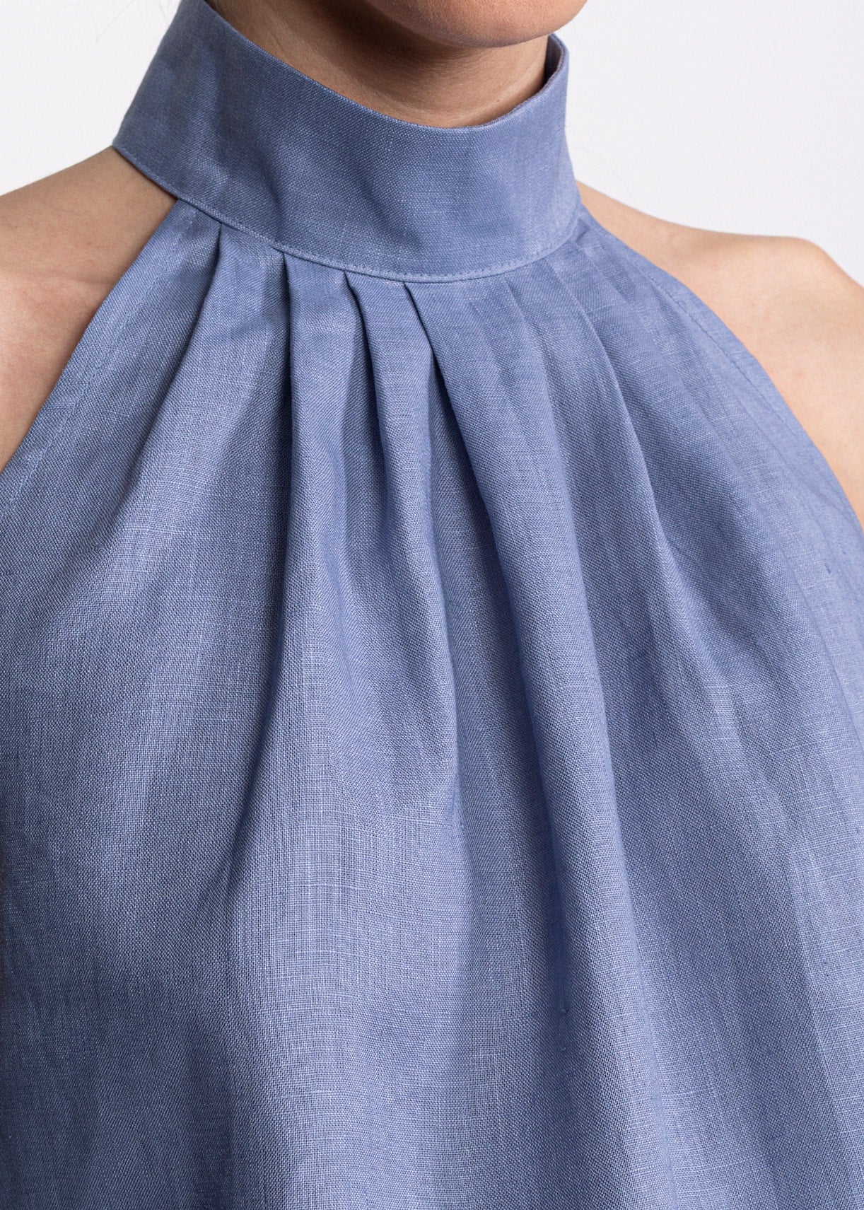 Top Tismana din in francez halter albastru prăfuit – detaliu guler ridicat și cute adunate, De IONESCU, România
