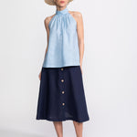 Top Tismana din in francez halter aqua purtat cu fustă navy și pălărie de paie – De IONESCU, modă feminină, Transilvania