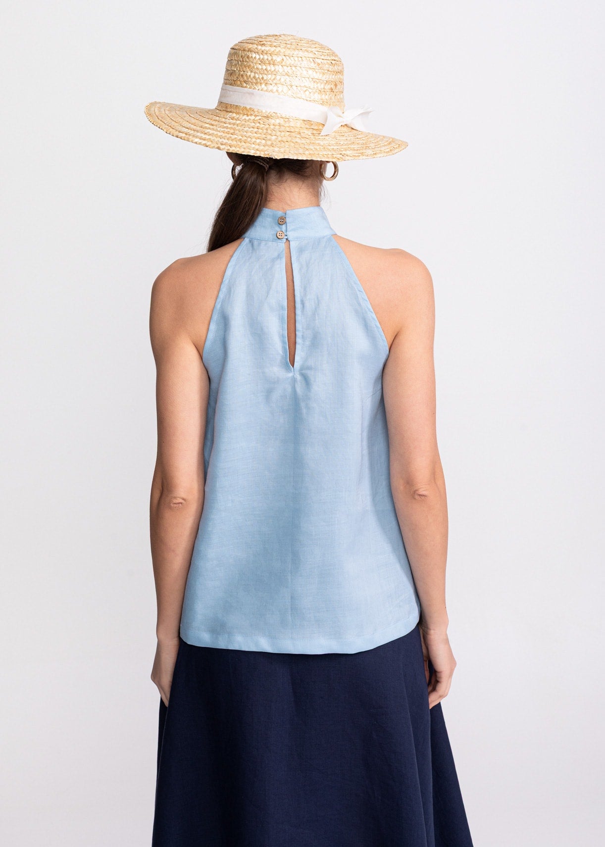 Vedere spate Top Tismana halter aqua – spate deschis cu decupare și nasturi din nucă de cocos, De IONESCU, Transilvania
