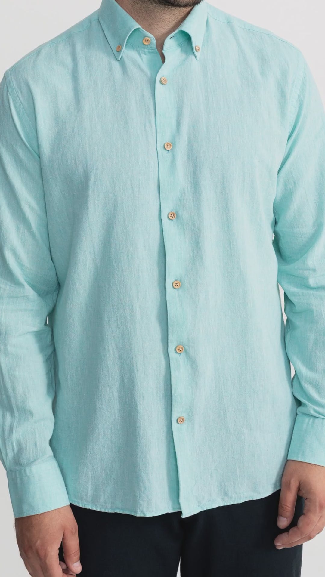 De IONESCU Godeanu linen shirt – Vernil – product showcase video